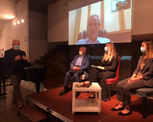 Il dott. Giuseppe Tarantini, Direttore della UOC di Ematologia dell’Ospedale di Barletta, sede della Sezione AIL-BAT illustra ai presenti ed al Prof. Marco Vignetti Direttore del GIMEMA, presente in videoconferenza, i progressi clinici ottenuti nel reparto.