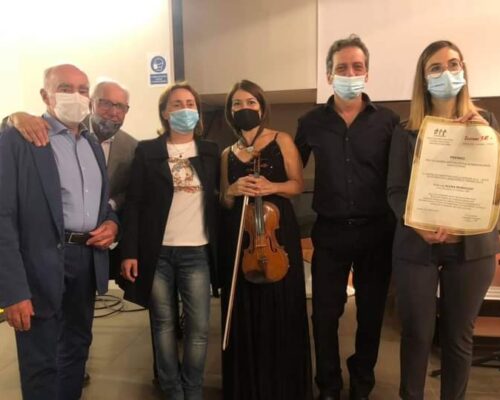 Foto di gruppo con i musicisti del concerto per piano e violino che hanno allietato il finale della cerimonia.